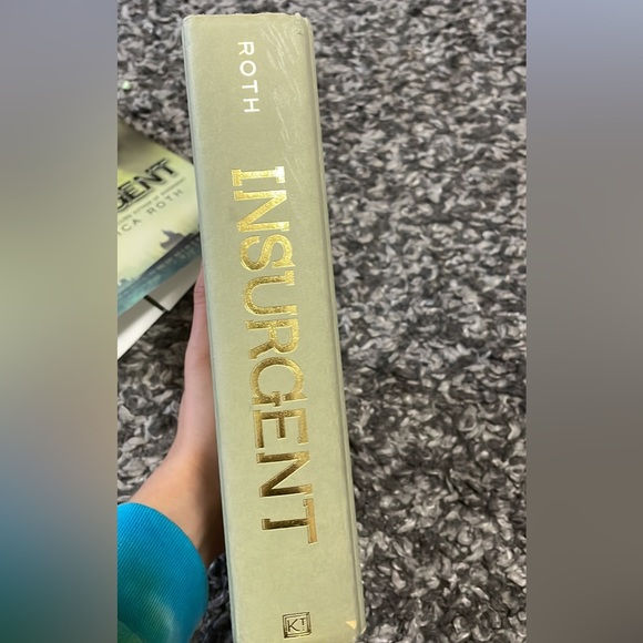 Divergent hard copy book 2 (insurgent) by Veronica Roth - Picture 6 of 6